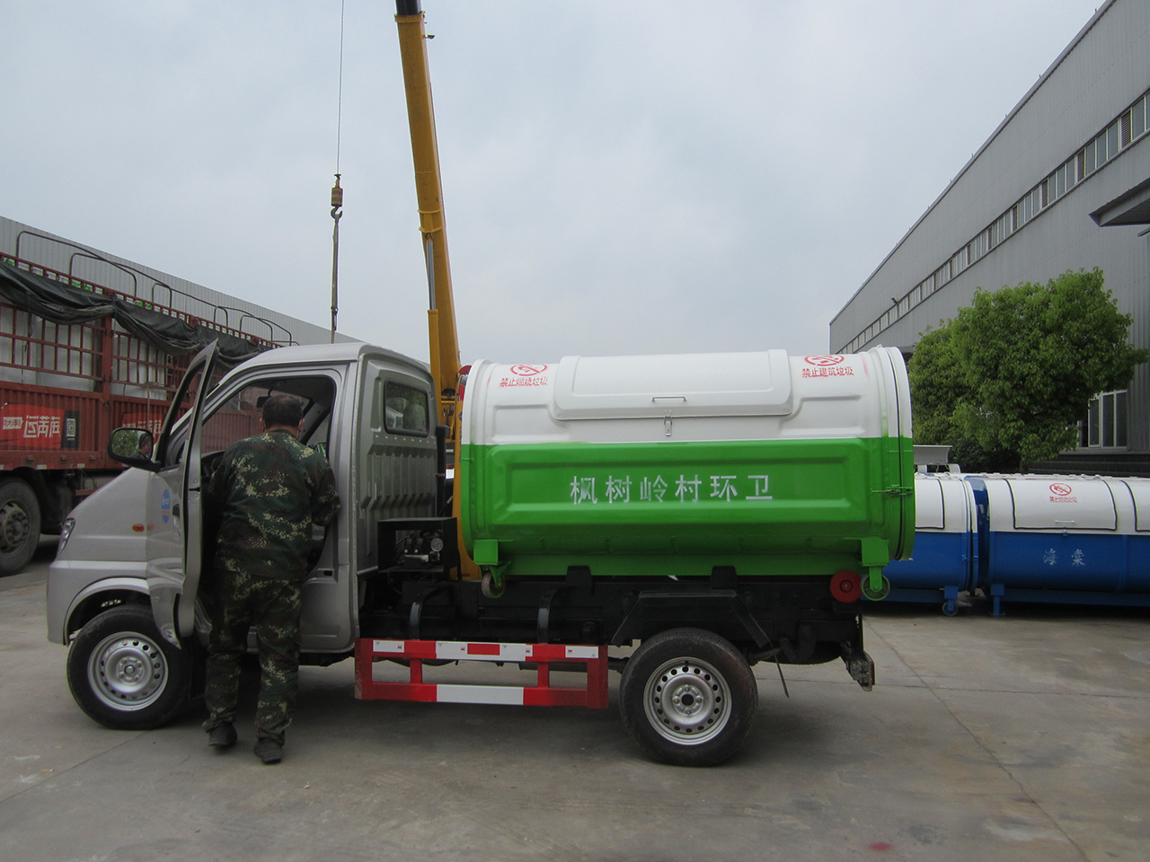 长安小型勾臂垃圾车