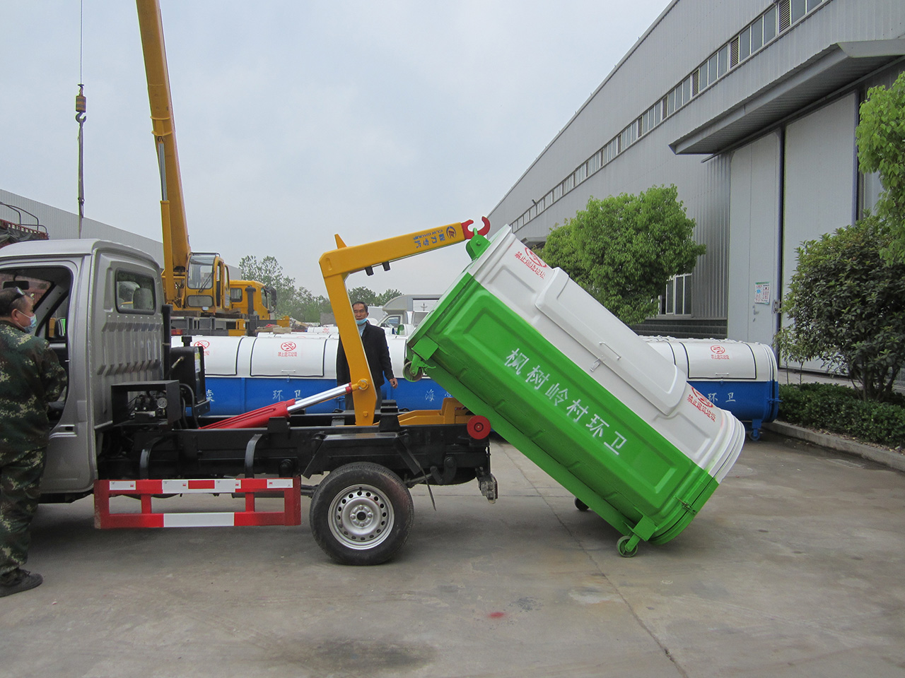 长安小型勾臂垃圾车