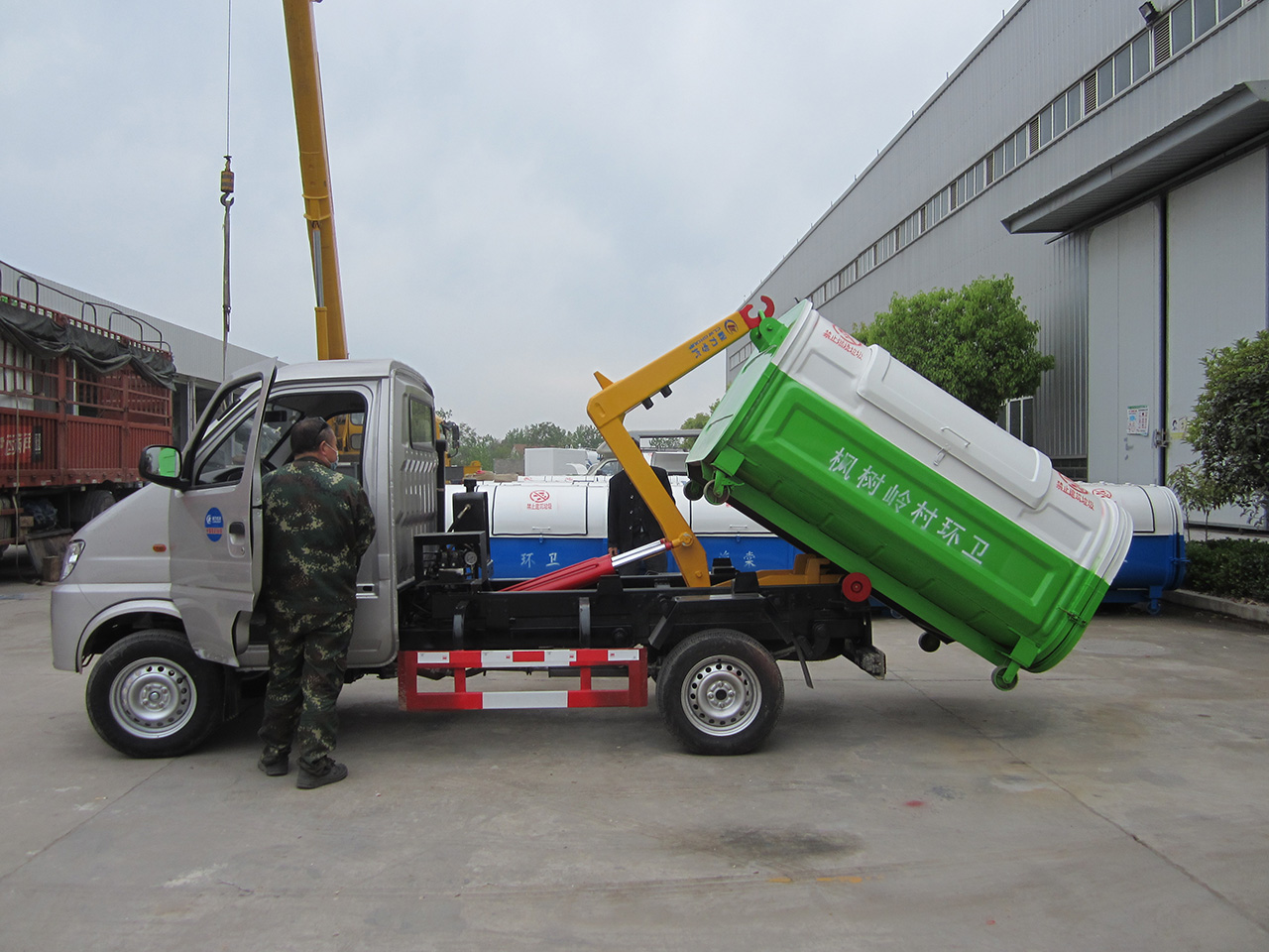 长安小型勾臂垃圾车