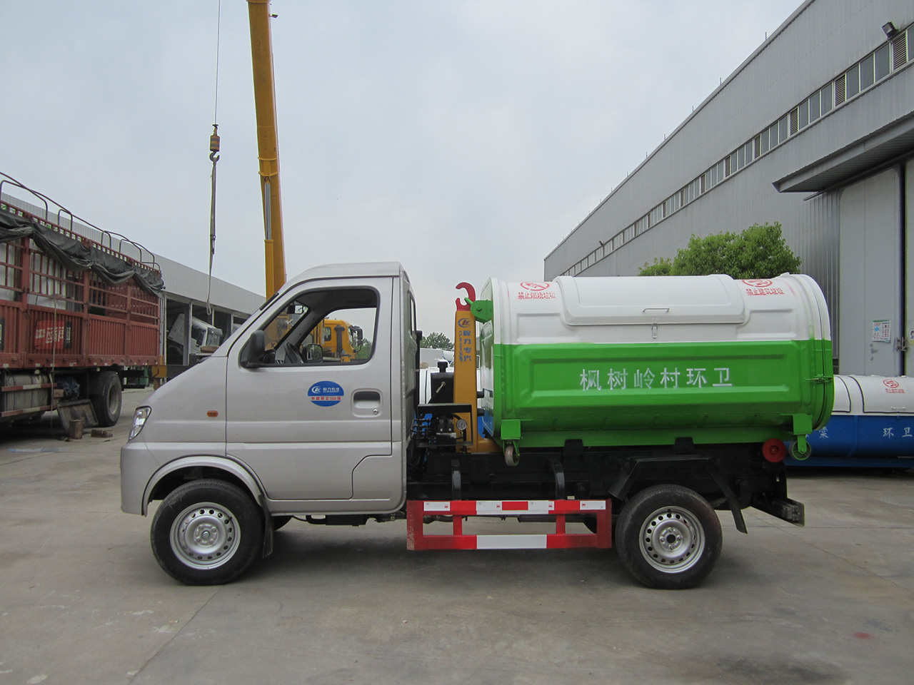 长安小型勾臂垃圾车