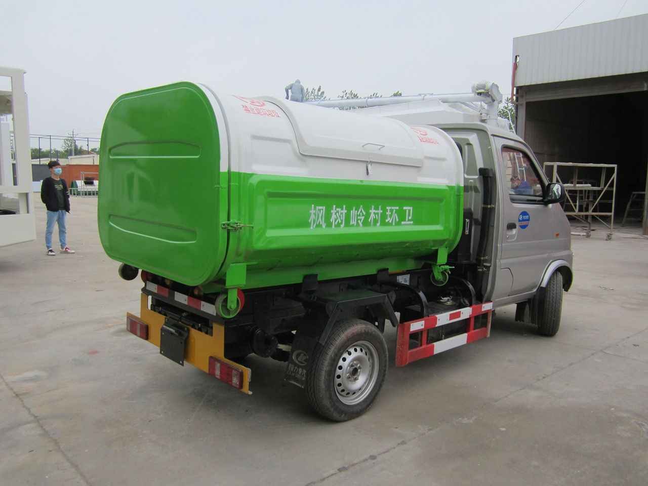 长安小型勾臂垃圾车